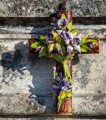 Croix fleurie au cimetière. - 708584621