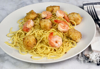 spaghetti top with scallops and  hrimp