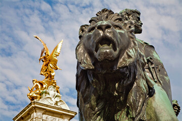 London - Victoria memorial by Buckingham palace - obrazy, fototapety, plakaty