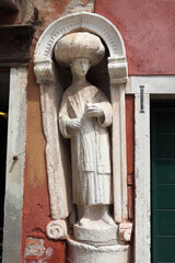 statue of a man wearing a turban, believed to be a member of the Mastelli Family who were Levantine merchants on display in Campo dei Mori,Venice