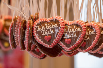 Liebes Lebkuchen Herzen auf dem Jahrmarkt mit Schriftzug
Ich Liebe Dich - 708638006