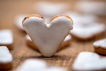Obraz premium Heart-shaped cinnamon cookies, cookies with white cinnamon icing, arranged