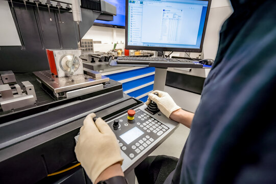A worker operates a 3D optical measuring machine to ensure high quality and accuracy of manufactured products.