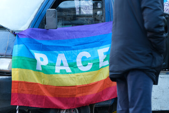 Una bandiera arcobaleno con la scritta "Pace" in lingua italiana.