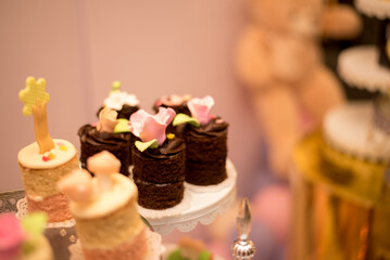 Chocolate mini cakes with icing flowers