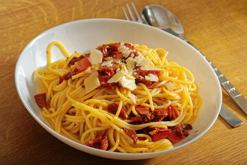Spaghetti with dried tomatoes and ham