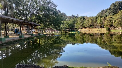 Fototapeta na wymiar park with beautiful lake