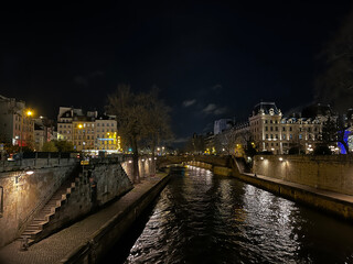 Fototapeta na wymiar River Seine in Paris, at night