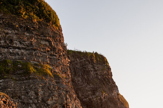vue sur une haute falaise de roche lors d'un coucher de soleil une soir&eacute;e d'&eacute;t&eacute; 