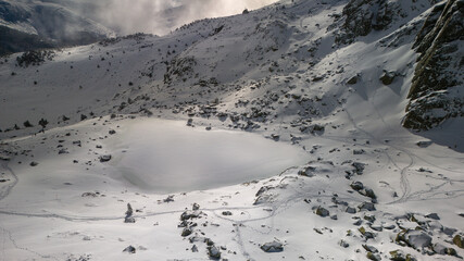 Fotografía aérea de la Laguna Grande de Peñalara, en la Sierra de Guadarrama en Madrid