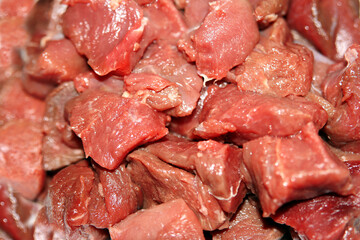 Rohes Rehgulasch