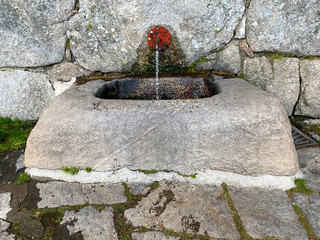 Fuente de agua pura de montaña en el puerto del pico ávila