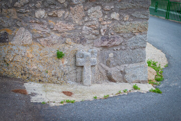 cruz cristiana en una pared pueblo