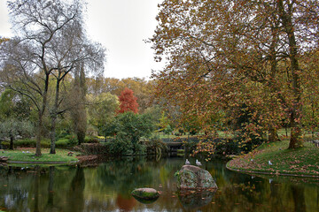 Autumn fills the Castrelos park in Vigo with reddish, ocher and yellow colors in its pond