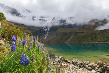 Paisaje de montaña y laguna - Laguna Humantay - Perú