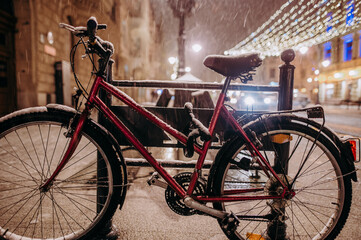 Rower pokryty śniegiem - obrazy, fototapety, plakaty