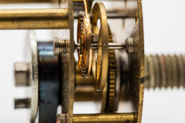 Detalle de los engranajes de un viejo temporizador mecánico, concepto tiempo 