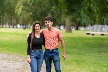 Obraz premium Couple in love walk embraced in the park