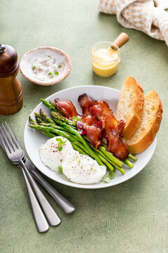 Healthy and filling breakfast bowl with poached eggs, bacon, asparagus