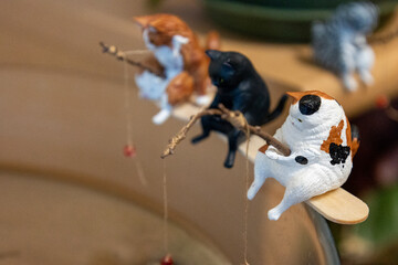 メダカのいる金魚鉢に置かれた釣りをする猫のフィギュア