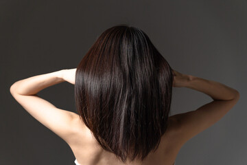 髪をかき上げる女性
