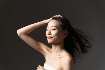 Obraz premium 髪をかきあげる女性 ヘアケア 美容