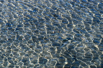 風に吹かれたできた川の水面の波紋