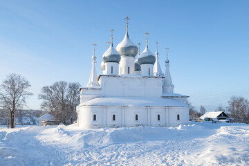 Obraz premium Ancient Cathedral of the Exaltation of the Holy Cross (1658) on a frosty January day. Tutaev. Yaroslavl region, Russia