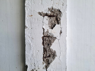the wall surface is cracked, broken and cracked. cast iron columns are damaged and rusty. failure...