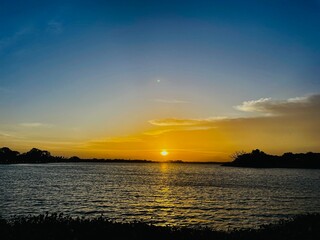 Fototapeta na wymiar Beautiful and romantic sunset at a lake