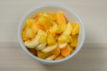 Miseczka pełna owoców egzotycznych 