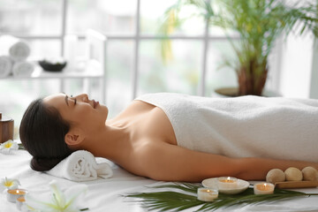 Obraz na płótnie Canvas Young Asian woman relaxing in spa salon
