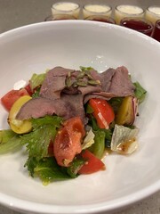 Vegetable salad with roast beef