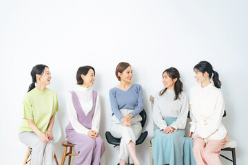 会議するミドル女性のグループ