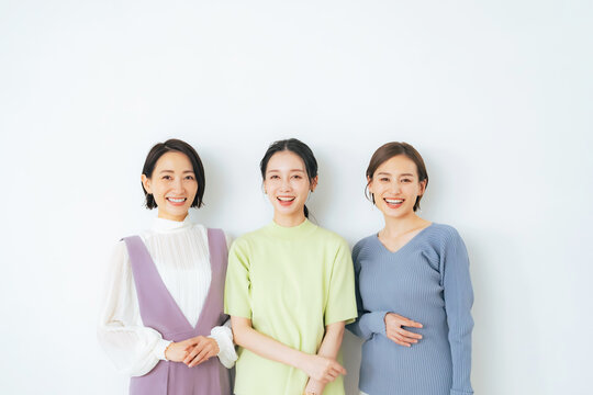 笑顔で並ぶ三人の女性
