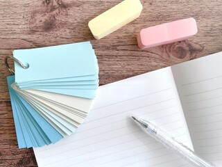 勉強している机の上のイメージ