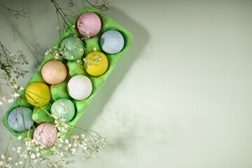 Obraz na płótnie Canvas Easter egg and spring flowers, green background, holiday celebration