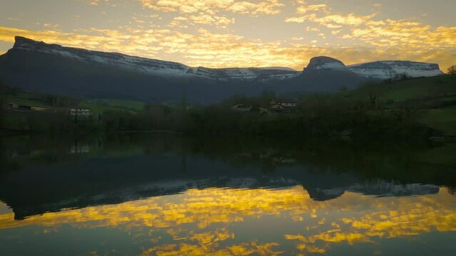 Atardecer en la monta&ntilde;a junto al lago