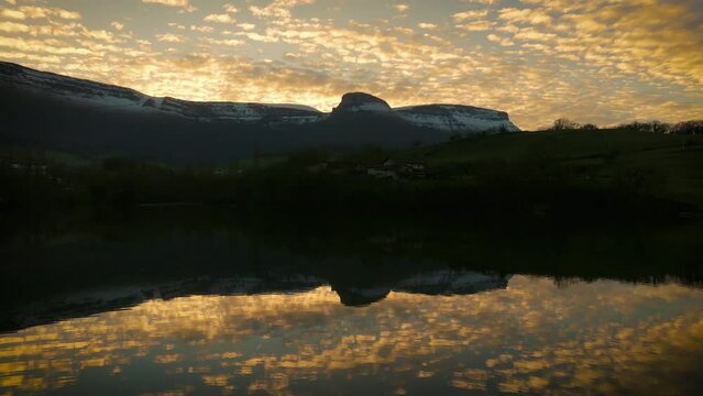 Atardecer sobre el embalse de Maro&ntilde;o con el cielo rojo