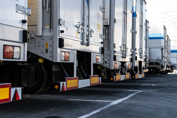 並んでいる日本の大型トラック - obrazy, fototapety, plakaty