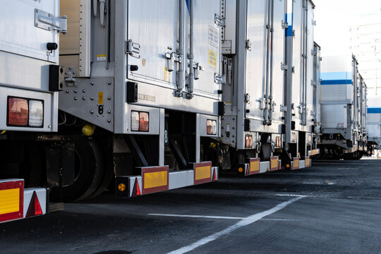 並んでいる日本の大型トラック