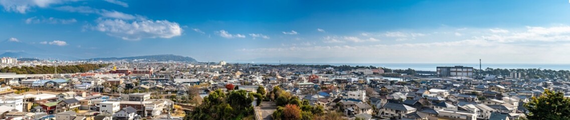 日本の新幹線と静岡市街地と富士山を望むパノラマ