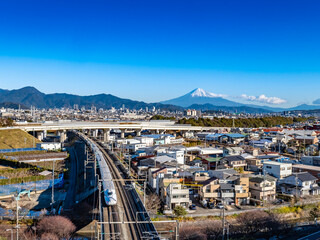 日本の新幹線と静岡市街地と富士山を望む