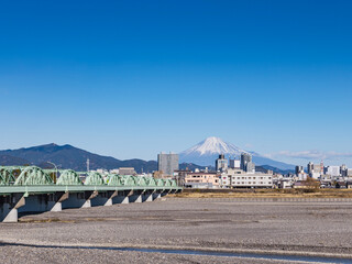 静岡県静岡市の中心街の街並みと富士山