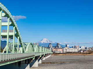 静岡県静岡市の中心街の街並みと富士山