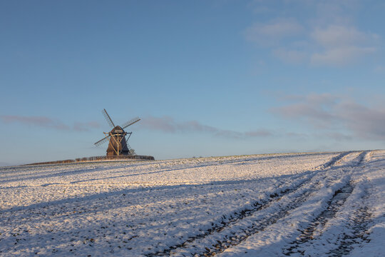 Alte Windm&uuml;hle in der Gemeinde Wangels bei Oldenburg in Schleswig-Holstein im Winter mit Schnee