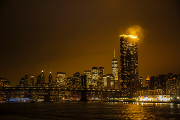 Obraz premium View of Manhattan with Brooklyn bride by night, New York City, USA