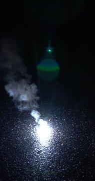 Pulsierendes Feuerwerk sehr hell auf dem Boden mit Stroboskop Effekt