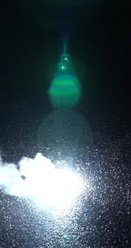 Pulsierendes Feuerwerk sehr hell auf dem Boden mit Stroboskop Effekt