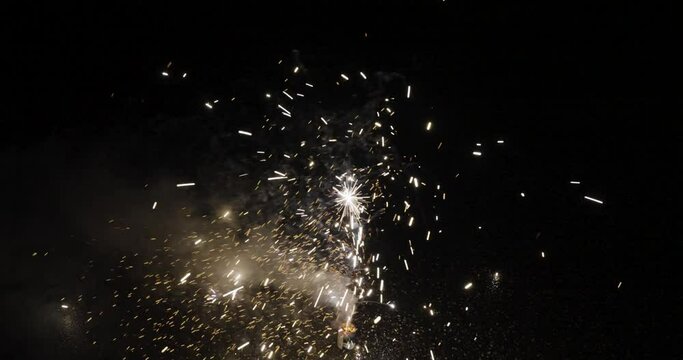 Bunte Font&auml;ne Feuerwerk mit vielen Funken in der Nacht auf dem Boden